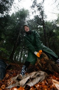 Iulia se luptă cu o folie de plastic îngropată
