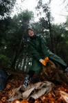 Iulia se luptă cu o folie de plastic îngropată