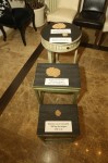 (de sus în jos) Arbori care elimină 280 kg CO2 într-o zi; Oameni care produc 280 kg CO2 într-o zi; Arbori care produc 200 kg oxigen într-o zi; Oameni care consumă 200 kg oxigen într-o zi