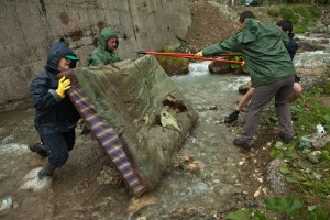 voluntarii MaiMultVerde scot un pat din râul spumoasa