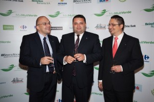 Raul Pop_Mircea Cotosman_Mugurel Radulescu_Aniversarea MaiMultVerde_Foto Constantin Opris Raul Pop (Recolamp), secretarul de stat Mircea Cotoşman (Ministerul Mediului) şi Mugurel Rădulescu (Coca-Cola HBC)
