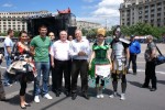 Mascotele "Hârtie", "Sticlă", "Plastic şi Metal" (în mijloc - Sorin Popescu, directorul EcoRom Ambalaje)