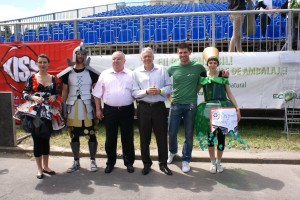 Ministrul Mediului Lazslo Borbely Dragos Bucurenci Mascotele "Hârtie", "Plastic şi Metal" şi "Sticlă" (în mijloc - Sorin Popescu, directorul EcoRom Ambalaje)