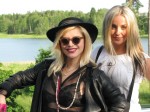 Loredana şi Tania, două dintre "delegatele" României la petrecere