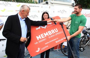 Sorin-Oprescu-primeste-cardul-de-membru-Cicloteque-cu-nr.-1