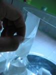 Un "arici" contemporan: material care se lipeşte electrostatic de orice suprafaţă (inclusiv sticlă). Inspirat de şopârla Gecko.