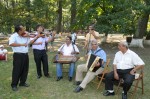 Taraful de la Marsa_Gratar curat_Foto Cristian Duminecioiu Taraful de la Mârşa (în dreapta Nea Vasile aka "Dimineaţa pe răcoare")