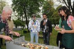 Razvan si Dani jurizand gratarul Alexandrei Badoi si al voluntarului MMV_foto Cristian Duminecioiu Razvan si Dani jurizand gratarul Alexandrei Badoi si al voluntarului MMV_foto Cristian Duminecioiu
