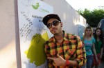 la panoul MaiMultVerde cu autografele vedetelor Alex Velea