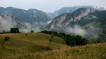 Intrarea (centru) și ieșirea (stânga) din Chei