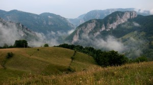 Muntii Trascaului (Apuseni) Cheile Râmețului Intrarea (centru) și ieșirea (stânga) din Chei