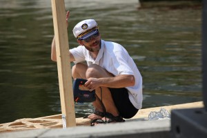 Voluntar lucreaza la pluta_Cursa Gratar curat_Foto Vlad Basca