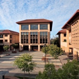 Noul sediu al Școlii Superioare de Afaceri, finanțat în mare parte de Phil Knight (MBA 1962), fondatorul Nike.